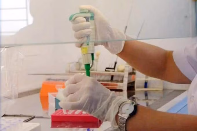 Trung tâm Y tế thị xã Nghi Sơn (tỉnh Thanh Hóa) bị cáo buộc gộp mẫu khi xét nghiệm Covid-19 nhưng lại thu tiền với giá mẫu đơn