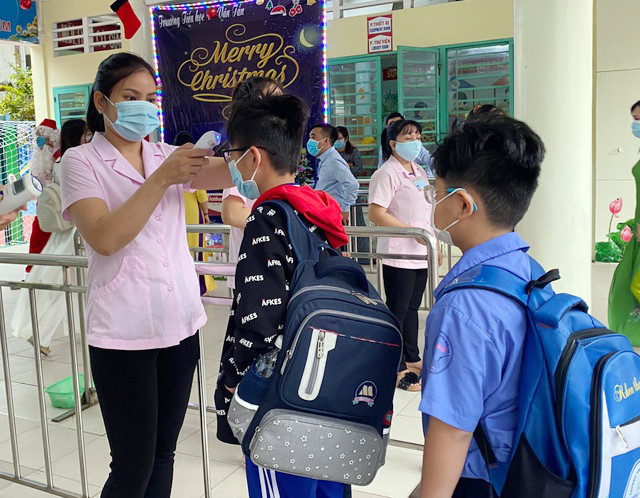 Học sinh Trường tiểu học Võ Văn Tần (Quận 6, TP.HCM) đi học trở lại sau ảnh hưởng của dịch bệnh Covid-19