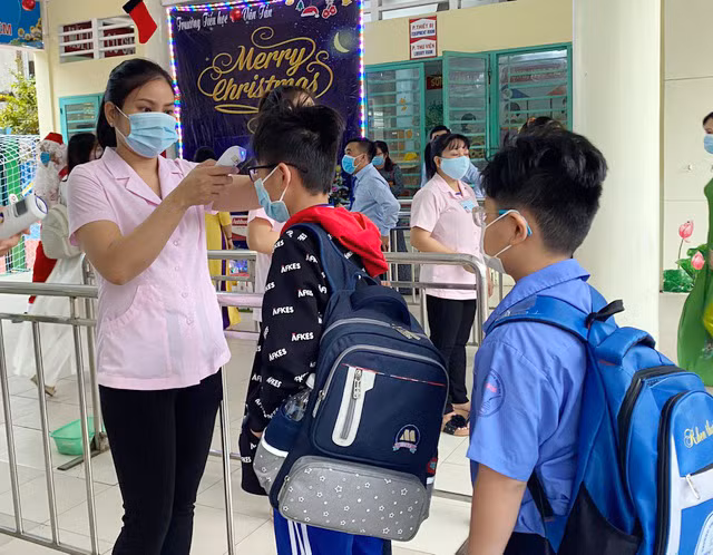 Học sinh Trường tiểu học Võ Văn Tần (Quận 6, TP.HCM) đi học trở lại sau ảnh hưởng của dịch bệnh Covid-19