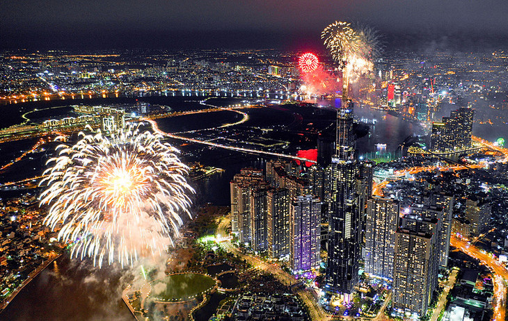 Pháo hoa được bắn ở toà nhà Landmark 81 mừng thống nhất đất nước 30/4/2019 Pháo hoa được bắn ở toà nhà Landmark 81 mừng thống nhất đất nước 30/4/2019