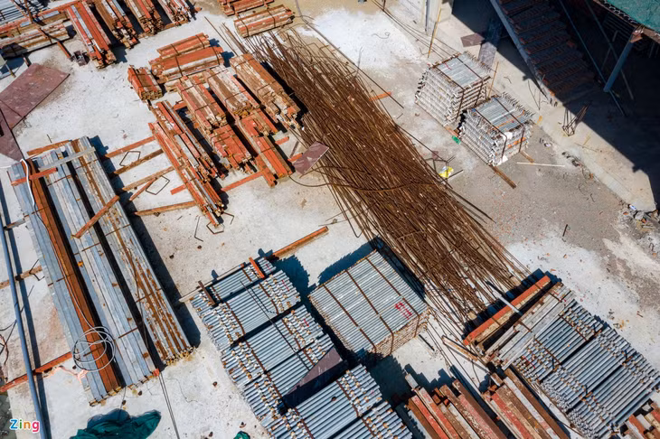 Một số vật liệu, thiết bị khác của nhà thầu dù tạm thời được để lại nhưng cũng sẽ được tháo dỡ sau.