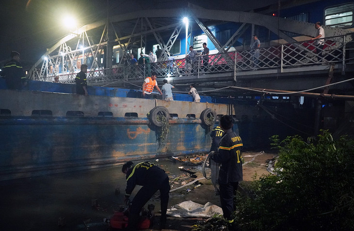 Lực lượng cứu hộ giải cứu sà lan khi đoàn tàu khách đi qua với vận tốc 5 km/h