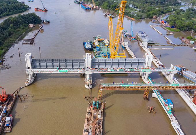 Hai cống ngăn triều khổng lồ được lắp đặt tại cống Cây Khô