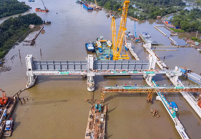 Hai cống ngăn triều khổng lồ được lắp đặt tại cống Cây Khô