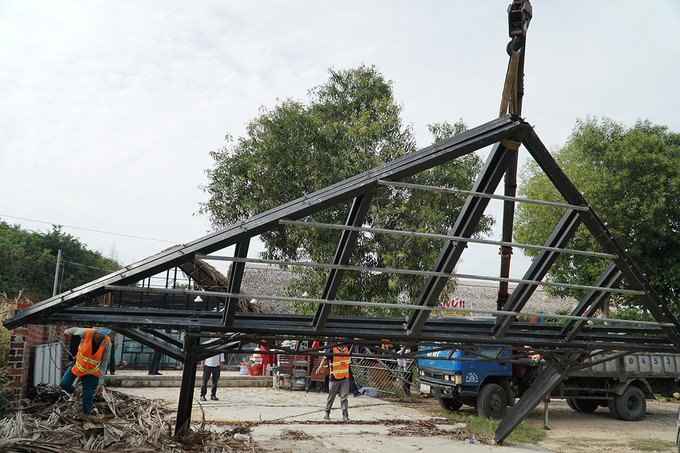 Xe cẩu di chuyển khung sắt nhà tiền chế xây trái phép sau khi tháo dỡ