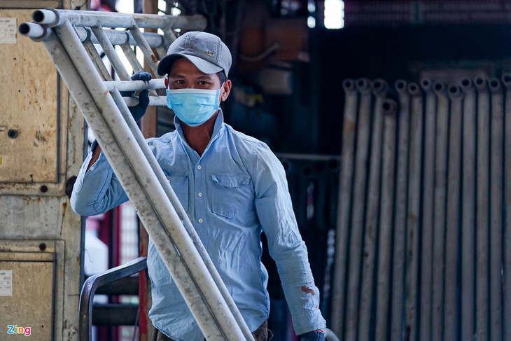 Anh Trương Văn Hiền (33 tuổi) chia sẻ, đã làm việc tại đây được hơn 2 năm, từ lúc mới lắp giàn giáo. Tuy nhiên, Dự án chỉ thi công được 1 năm đầu rồi chững lại cho đến nay. Anh Trương Văn Hiền (33 tuổi) chia sẻ, đã làm việc tại đây được hơn 2 năm, từ lúc mới lắp giàn giáo. Tuy nhiên, Dự án chỉ thi công được 1 năm đầu rồi chững lại cho đến nay.