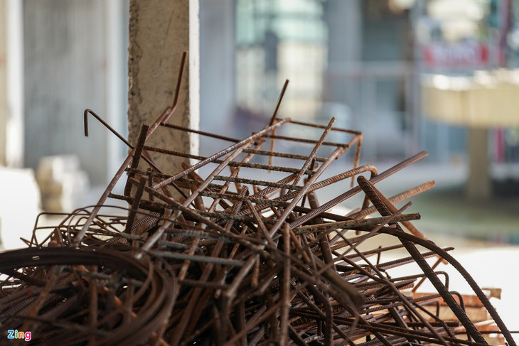 Vật liệu xây dựng đã hoen gỉ được chất đống xung quanh công trường. Vật liệu xây dựng đã hoen gỉ được chất đống xung quanh công trường.