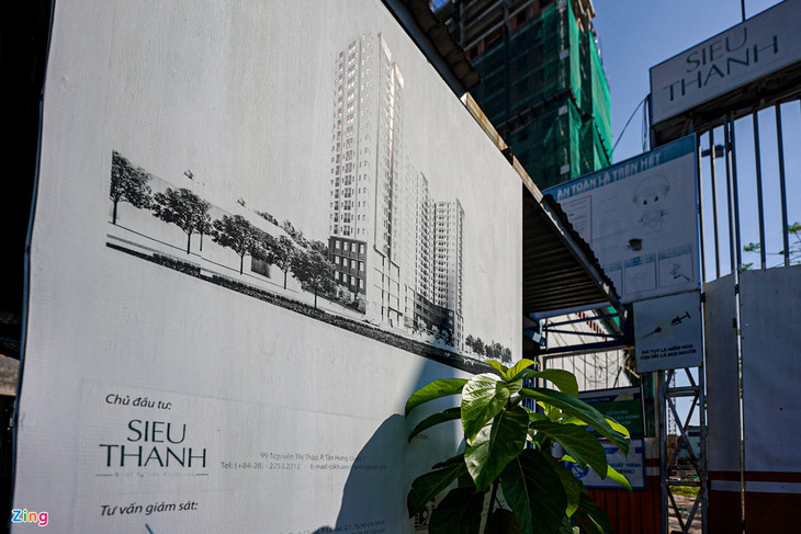 Dự án này do Công ty TNHH Siêu Thành làm chủ đầu tư. Tháng 6 vừa qua, Chủ đầu tư gửi thư nhằm trấn an tinh thần của khách hàng và cho biết Dự án có phần xây dựng sai phép nên Thanh tra Sở Xây dựng buộc ngừng thi công để điều chỉnh bản vẽ, xin cấp giấy phép lại. Dự án này do Công ty TNHH Siêu Thành làm chủ đầu tư. Tháng 6 vừa qua, Chủ đầu tư gửi thư nhằm trấn an tinh thần của khách hàng và cho biết Dự án có phần xây dựng sai phép nên Thanh tra Sở Xây dựng buộc ngừng thi công để điều chỉnh bản vẽ, xin cấp giấy phép lại.