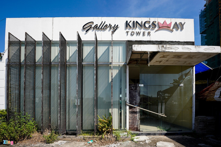 Chủ đầu tư cam kết bàn giao nhà vào quý I/2019 nhưng Dự án đã ngừng thi công trong thời gian dài, đến nay vẫn là công trường ngổn ngang. Khu nhà mẫu xuống cấp do lâu ngày không được sử dụng, cỏ dại mọc lên xung quanh. Chủ đầu tư cam kết bàn giao nhà vào quý I/2019 nhưng Dự án đã ngừng thi công trong thời gian dài, đến nay vẫn là công trường ngổn ngang. Khu nhà mẫu xuống cấp do lâu ngày không được sử dụng, cỏ dại mọc lên xung quanh.