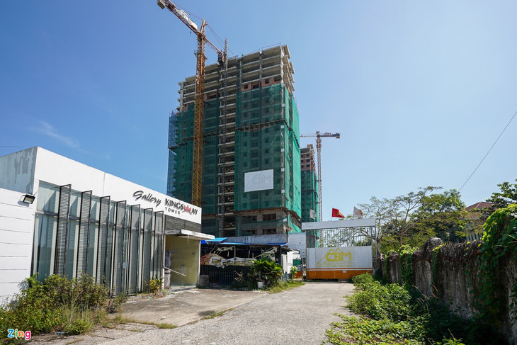 Thời gian qua, khách hàng mua nhà thường xuyên đến công trường Dự án Kingsway Tower tại số 5, phường Bình Hưng Hòa, quận Bình Tân, TP.HCM do Chủ đầu tư không bàn giao nhà đúng cam kết. Họ không thể liên lạc được với Chủ đầu tư. Thời gian qua, khách hàng mua nhà thường xuyên đến công trường Dự án Kingsway Tower tại số 5, phường Bình Hưng Hòa, quận Bình Tân, TP.HCM do Chủ đầu tư không bàn giao nhà đúng cam kết. Họ không thể liên lạc được với Chủ đầu tư.