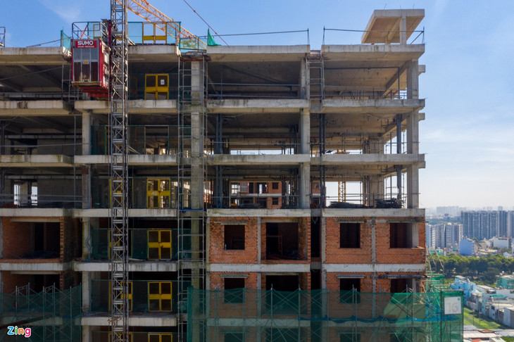 Một giám sát viên giấu tên làm việc cho nhà thầu xây dựng tại đây cho biết, đây là những giàn giáo thuê ngoài, do hơn 1 năm qua không còn thi công nên phía xây dựng buộc phải tháo dỡ để hoàn trả. Một giám sát viên giấu tên làm việc cho nhà thầu xây dựng tại đây cho biết, đây là những giàn giáo thuê ngoài, do hơn 1 năm qua không còn thi công nên phía xây dựng buộc phải tháo dỡ để hoàn trả.