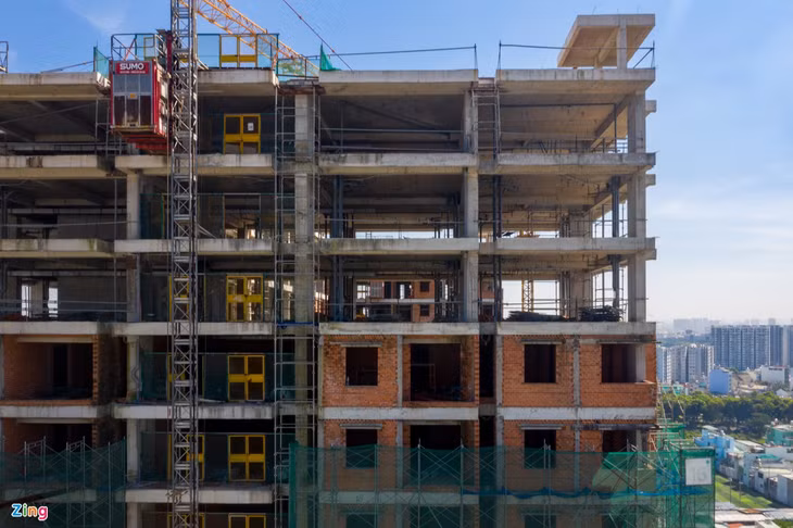 Một giám sát viên giấu tên làm việc cho nhà thầu xây dựng tại đây cho biết, đây là những giàn giáo thuê ngoài, do hơn 1 năm qua không còn thi công nên phía xây dựng buộc phải tháo dỡ để hoàn trả.