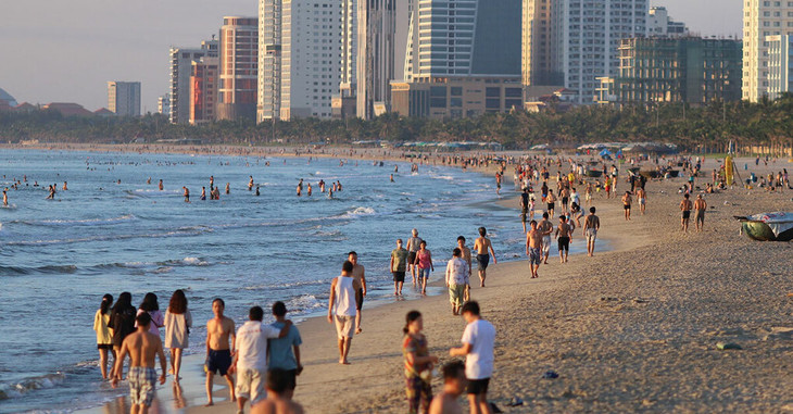 Bãi biển Mỹ Khê Đà Nẵng đông người tắm biển, đi dạo vào sáng sớm