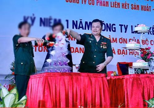 Lê Xuân Giang trong lễ kỷ niệm một năm hoạt động của công ty