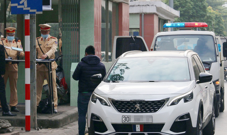 CSGT xử lý xe vi phạm dừng đỗ ở Hà Nội