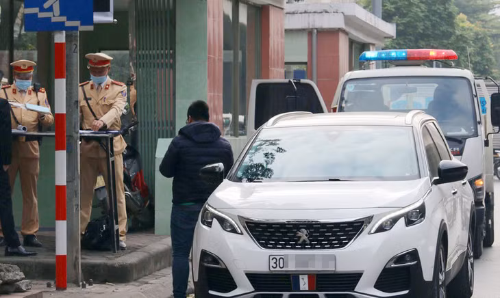 CSGT xử lý xe vi phạm dừng đỗ ở Hà Nội