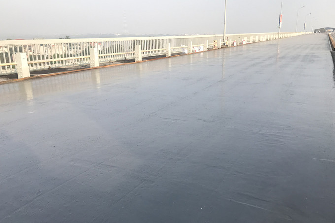 Một đoạn mặt cầu Thăng Long đã được trải bê tông cường độ cao, chưa trải bê tông nhựa polymer