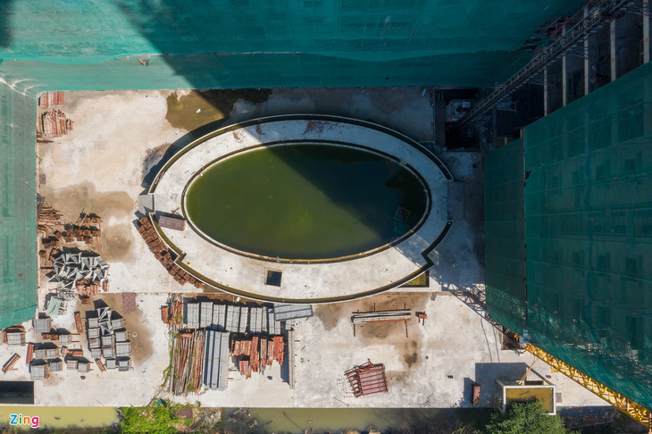 Một công trình hồ cảnh quan nội khu của Dự án bị bỏ không lâu ngày, đọng nước và mọc nhiều rong rêu. Một công trình hồ cảnh quan nội khu của Dự án bị bỏ không lâu ngày, đọng nước và mọc nhiều rong rêu.