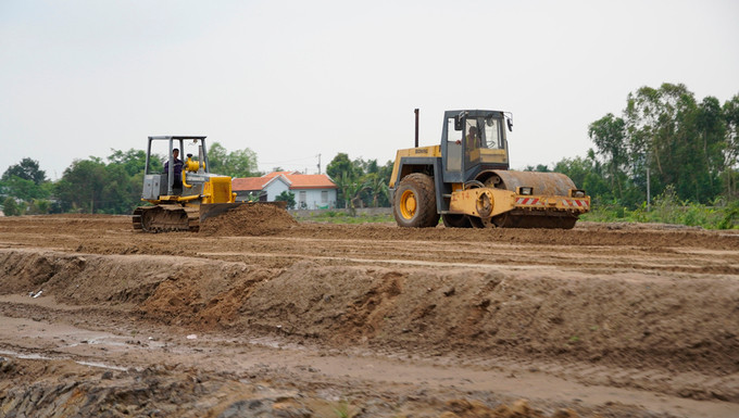 Các xe đang thi công mặt đường cao tốc Trung Lương - Mỹ Thuận