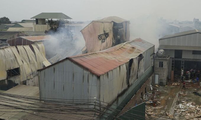 Vụ hỏa hoạn lớn lan rộng ra 10 xưởng gỗ
