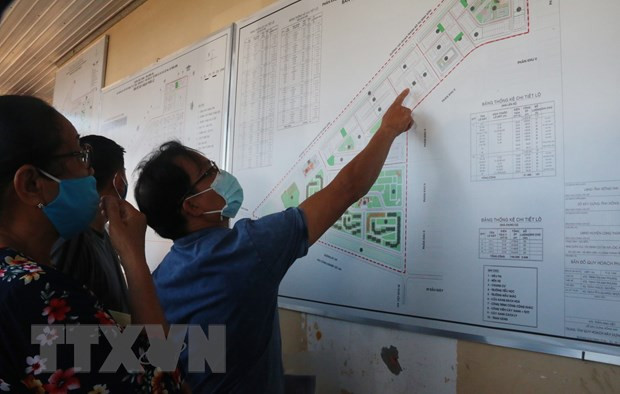 Người dân tham khảo bản đồ quy hoạch khu tái định cư dự án Sân bay Long Thành. Ảnh: TTXVN