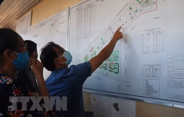 Người dân tham khảo bản đồ quy hoạch khu tái định cư dự án Sân bay Long Thành. Ảnh: TTXVN