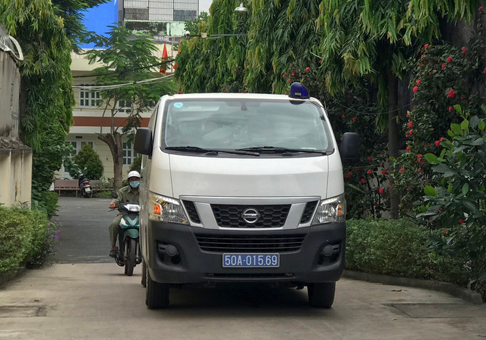 Ôtô của cơ quan điều tra chở các thùng tài liệu ra khỏi Công ty Tân Thuận