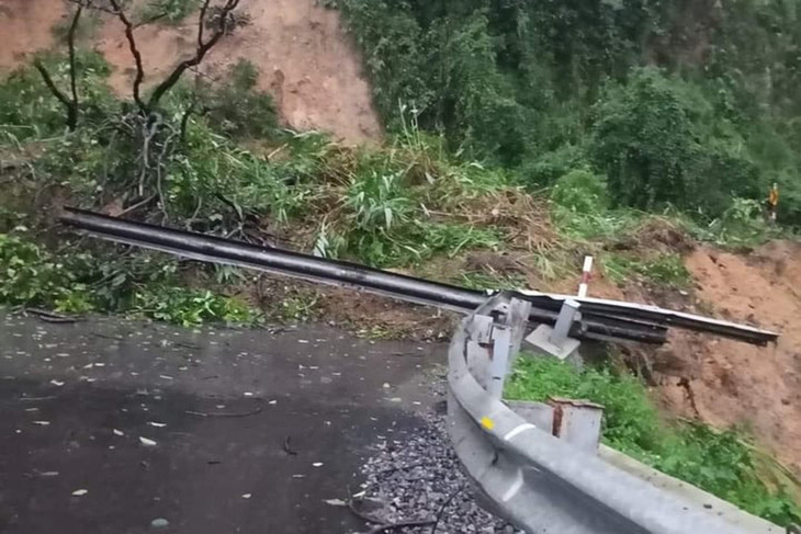 Vị trí sạt lở trên đèo Phượng Hoàng chiều 30/11