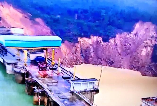 Hiện trường sạt lở đất đá vừa xảy ra tại vai trái hạ lưu thủy điện Hương Điền