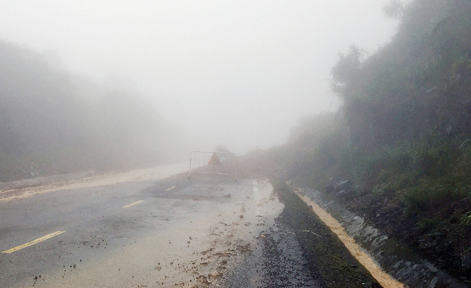 Đất đá trên Quốc lộ 27C qua đèo Khánh Lê đã được thu dọn