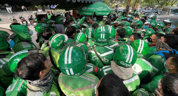 Hàng trăm tài xế tập trung trước văn phòng Grab tại Cầu Giấy