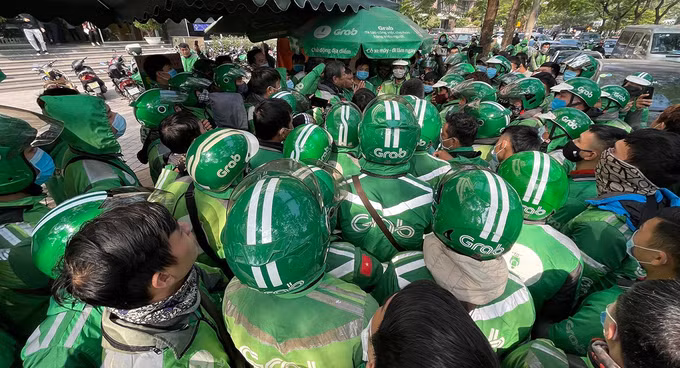 Hàng trăm tài xế tập trung trước văn phòng Grab tại Cầu Giấy