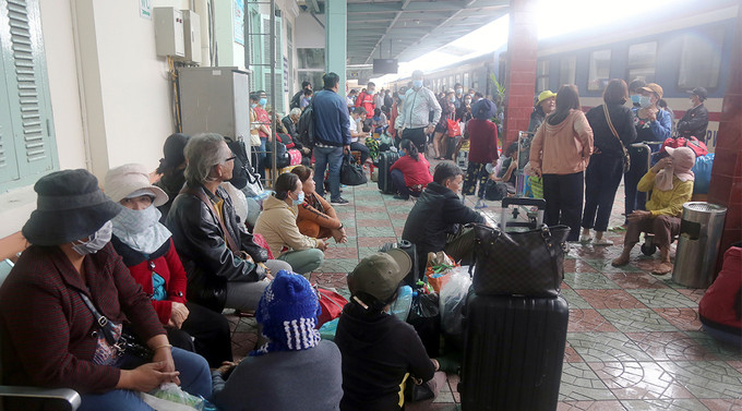 Hành khách vật vờ chờ tàu bị trễ do mưa lũ tại ga Nha Trang