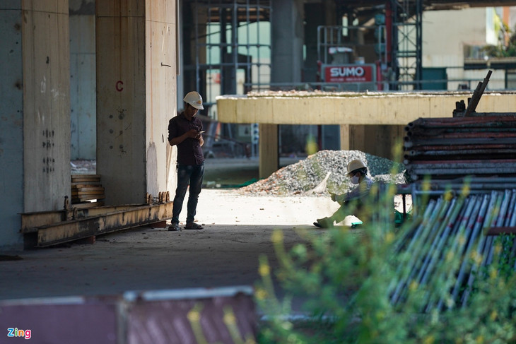 Công nhân của nhà thầu xây dựng Dự án đang tháo dỡ giàn giáo, di chuyển thiết bị xây dựng khỏi công trình do Chủ đầu tư vẫn còn nợ số tiền lớn mà không thể liên lạc. Công nhân của nhà thầu xây dựng Dự án đang tháo dỡ giàn giáo, di chuyển thiết bị xây dựng khỏi công trình do Chủ đầu tư vẫn còn nợ số tiền lớn mà không thể liên lạc.