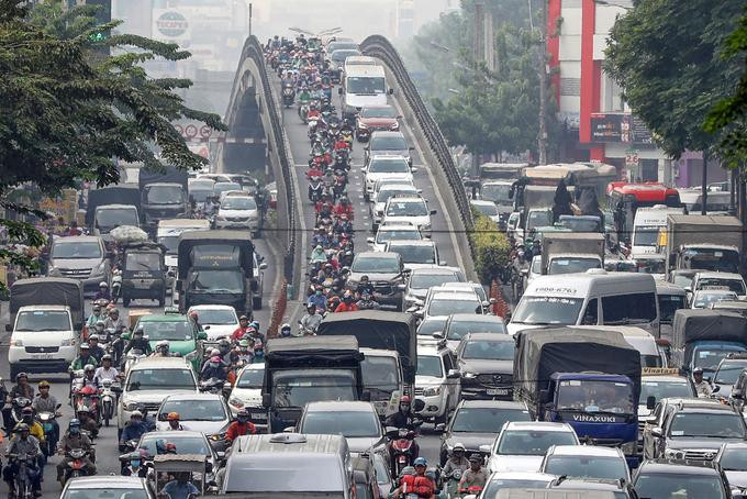 Ùn tắc ở nút giao Hoàng Hoa Thám - Cộng Hòa (quận Tân Bình), gần Sân bay Tân Sơn Nhất