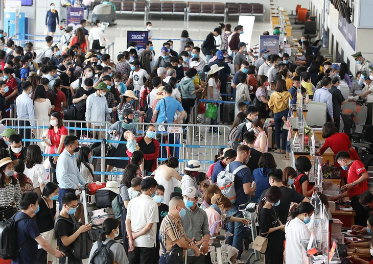 Hành khách làm thủ tục bay tại sảnh E nhà ga T1