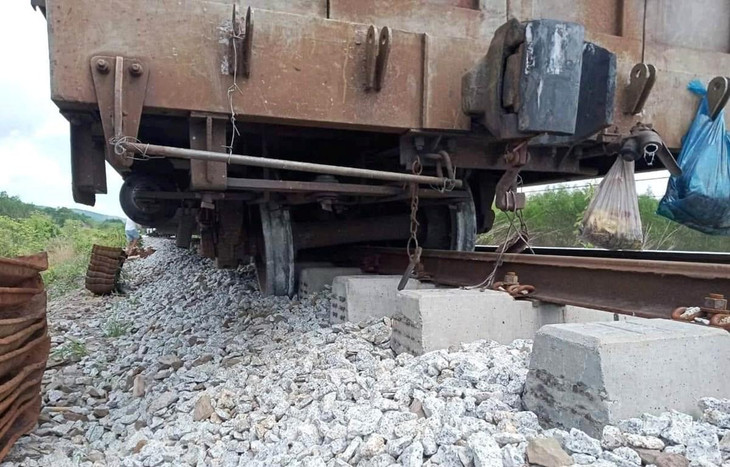 Sự cố tàu hàng bị trật bánh khiến đường sắt Bắc - Nam bị ngưng trệ trong nhiều giờ