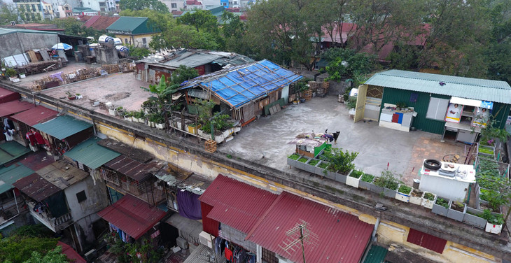 Nhiều căn hộ bị chẻ nhỏ phân chia cho nhiều gia đình cùng sinh sống, có những căn chỉ vỏn vẹn chưa đến 10m2. Nhiều khu chung cư nằm giữa nội đô đã được ví như "khu ổ chuột" vì điều kiện sinh hoạt quá tồn tàn, thiếu thốn.