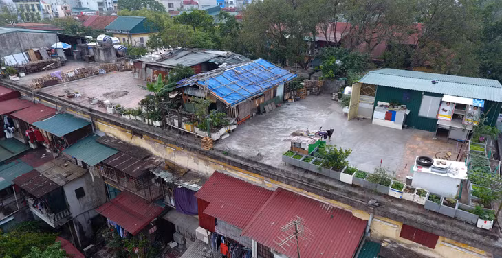 Nhiều căn hộ bị chẻ nhỏ phân chia cho nhiều gia đình cùng sinh sống, có những căn chỉ vỏn vẹn chưa đến 10m2. Nhiều khu chung cư nằm giữa nội đô đã được ví như "khu ổ chuột" vì điều kiện sinh hoạt quá tồn tàn, thiếu thốn.