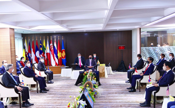 Đây là Hội nghị trực tiếp lần đầu tiên giữa các Nhà Lãnh đạo ASEAN trong năm 2021 và sau gần 18 tháng các Hội nghị ASEAN phải họp trực tuyến do tình hình dịch bệnh COVID-19. Ảnh: VGP