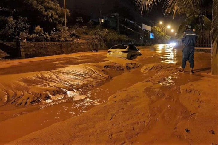 Lũ cát đỏ làm ngập đường ven biển Mũi Né, khiến một ôtô mắc kẹt Lũ cát đỏ làm ngập đường ven biển Mũi Né, khiến một ôtô mắc kẹt