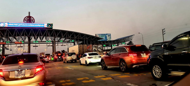 Dù đã về đích đúng hạn nhưng hệ thống thu phí tự động không dừng do Bộ GTVT triển khai vẫn gặp một số trục trặc và bất cập, gây phiền hà cho người sử dụng Dù đã về đích đúng hạn nhưng hệ thống thu phí tự động không dừng do Bộ GTVT triển khai vẫn gặp một số trục trặc và bất cập, gây phiền hà cho người sử dụng