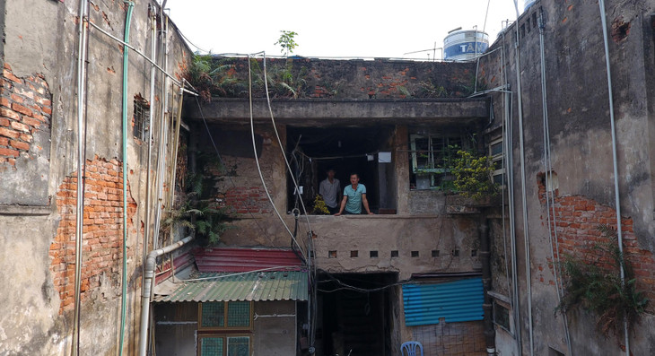 Hầu hết các khu chung cư tập thể cũ ở Hà Nội do không được sửa chữa, bảo trì thường xuyên dẫn đến nhiều nhà chung cư xuống cấp nghiêm trọng, một số nhà hư hỏng nặng, điển hình là khu tập thể Tân Mai (Hoàng Mai).