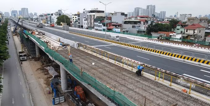 Tại nhánh lên xuống nút giao Cổ Nhuế, hàng chục công nhân đang thi công bản mặt cầu để chuẩn bị đổ bê tông vào ngày 23/4