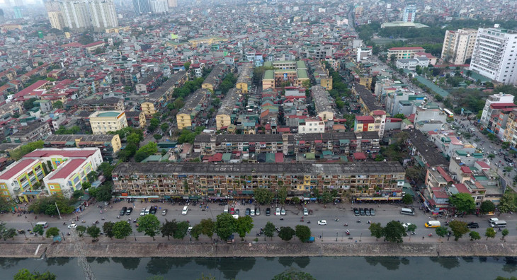 Trong đó lưu ý cần rà soát, tính toán về phương án sử dụng đất và dân số phù hợp với từng khu vực, vừa bảo đảm tuân thủ các quy hoạch có liên quan đã được phê duyệt, vừa đáp ứng tình hình thực tiễn của thành phố nói chung và từng khu vực nói riêng. Trong ảnh là khu tập thể Quỳnh Mai (Hai Bà Trưng).