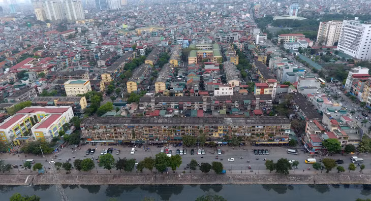 Trong đó lưu ý cần rà soát, tính toán về phương án sử dụng đất và dân số phù hợp với từng khu vực, vừa bảo đảm tuân thủ các quy hoạch có liên quan đã được phê duyệt, vừa đáp ứng tình hình thực tiễn của thành phố nói chung và từng khu vực nói riêng. Trong ảnh là khu tập thể Quỳnh Mai (Hai Bà Trưng).