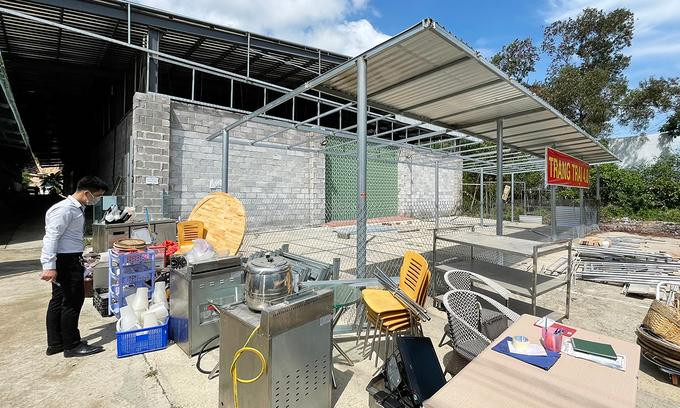 Lực lượng chức năng TP.Nha Trang đưa tài sản trong nhà hàng xây trái phép ra ngoài, ngày 22/4