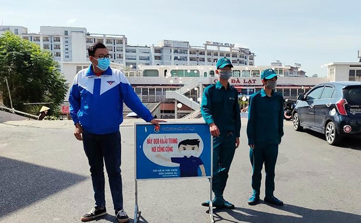 Chốt chặn vận động tuyên truyền người dân đeo khẩu trang trước chợ Đà Lạt