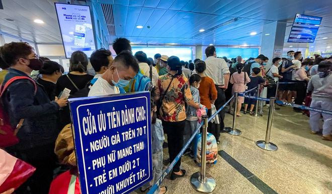 Tình trạng ùn tắc tại cửa an ninh sân bay Tân Sơn Nhất
