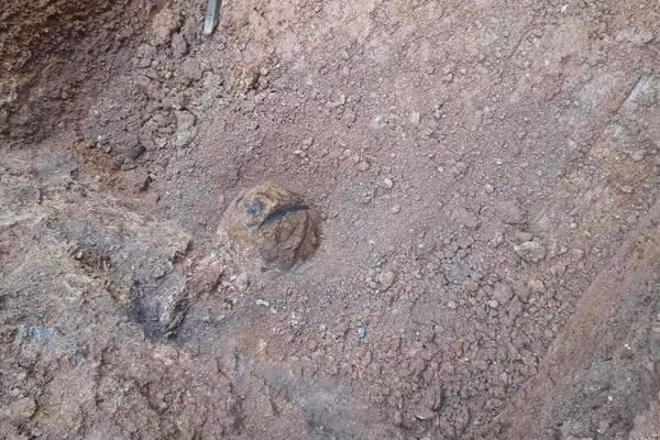 Quả bom được phát hiện khi người dân đào móng nhà